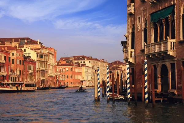 Budovy a gondoly v grand canal Benátky — Stock fotografie