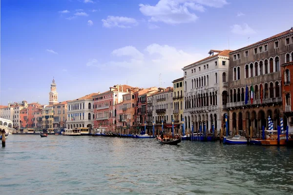 Budovy a gondoly v grand canal Benátky — Stock fotografie