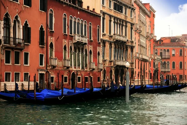Здания и гондолы Большого канала Венеции — стоковое фото