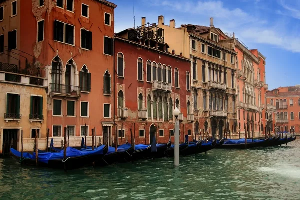 Edifici e gondole nel Canal Grande di Venezia — Foto Stock