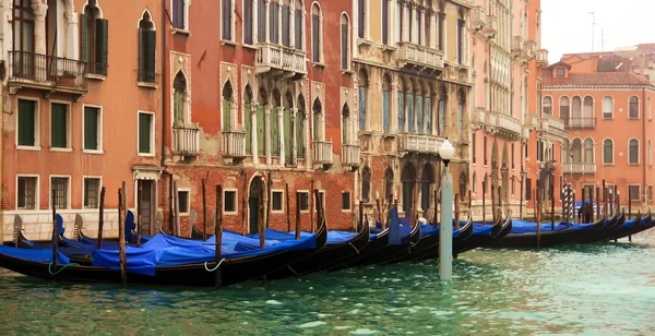 Buildings and gondolas — Stock Photo, Image