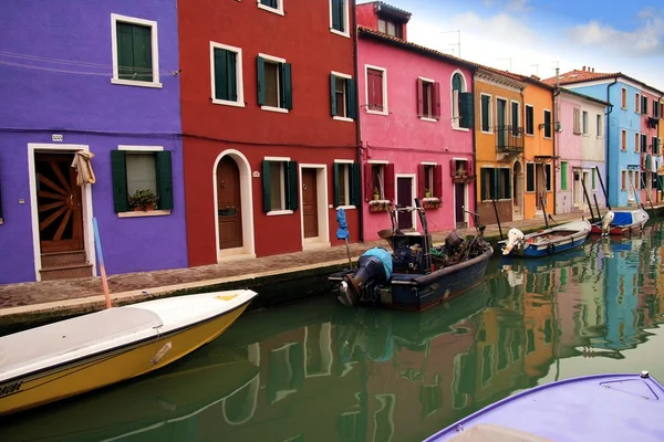 Canais e ruas da ilha de Burano — Fotografia de Stock