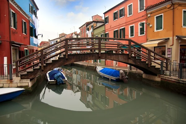 Kanály a ulice ostrova burano — Stock fotografie