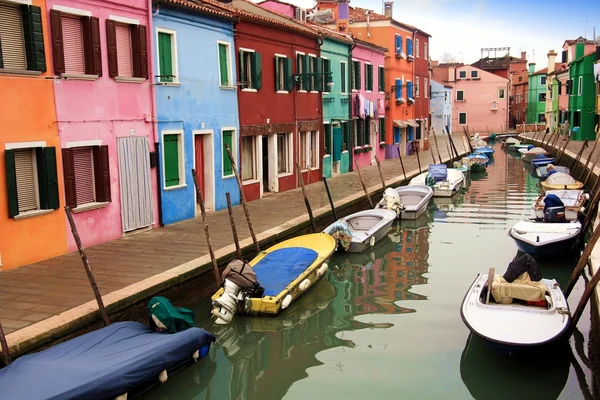 Kanály a ulice ostrova burano — Stock fotografie