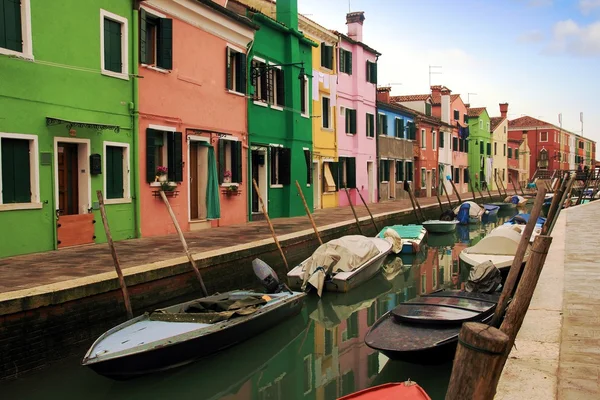 Canales y calles de la isla de Burano —  Fotos de Stock