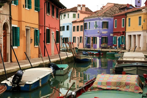 Kanály a ulice ostrova burano — Stock fotografie