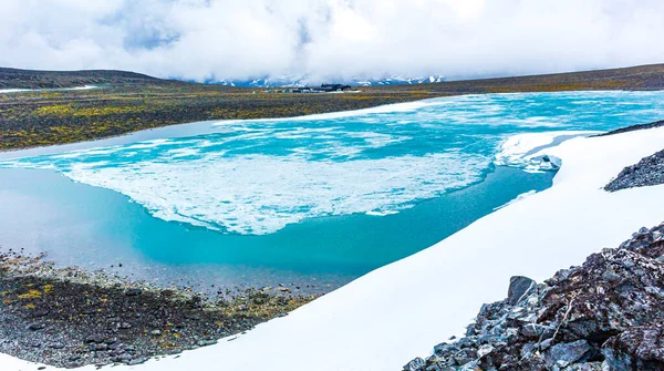 ノルウェーのヨトゥンヘイメンで夏に覆われたゴルトピゲン雪は 2469メートルとノルウェーとスカンディナヴィアで最大かつ最高の山です — ストック写真