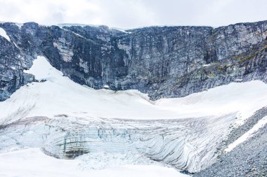 Norveç 'in Jotunheimen Lom kentinde yaz aylarında karla kaplı Galdhopiggen Norveç ve İskandinavya' nın 2469 metre yüksekliğindeki en büyük ve en yüksek dağıdır..