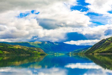 İnanılmaz Norveç manzarası Jotunheimen Ulusal Parkı Norveç 'teki renkli dağları fiyortları ve ormanlarıyla.