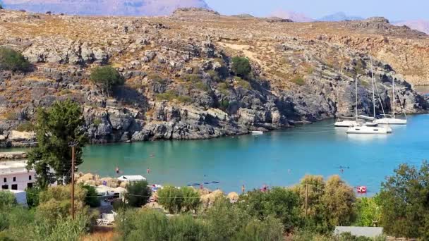 Lindos Beach Bay Panorama View Turquoise Clear Water Boats Tourists — Stock Video