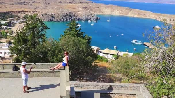 그리스 2018 파노라마에서 사진을 관광객들은 청록색 보트를 로도스 섬에서 태양을 — 비디오
