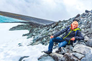 Yazın Jotunheimen 'de karla kaplı Galdhopiggen' deki genç yürüyüşçü 2469 metre ile Norveç ve İskandinavya 'nın en yüksek dağıdır..