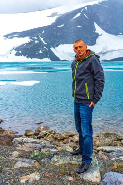 Yazın Jotunheimen 'de karla kaplı Galdhopiggen' deki genç yürüyüşçü 2469 metre ile Norveç ve İskandinavya 'nın en yüksek dağıdır..