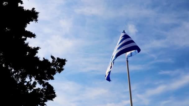 Bandeira Azul Branca Grega Com Fundo Azul Céu Rodes Grécia — Vídeo de Stock