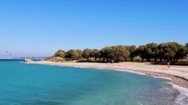 Yunanistan 'da Rodos' ta rüzgar sörfü ve tatil ve Kremasti sahilinin güzel turkuaz suları..