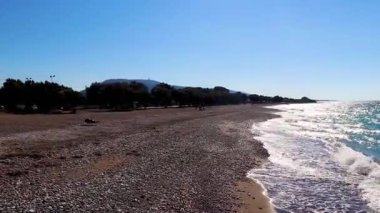 Yunanistan 'da Rodos' ta rüzgar sörfü ve tatil ve Kremasti sahilinin güzel turkuaz suları..
