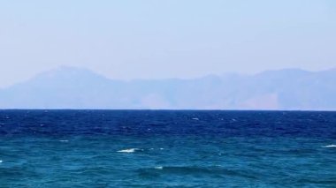 Turkuaz berrak su ve Rodos Yunanistan manzaralı Kremasti plajı.