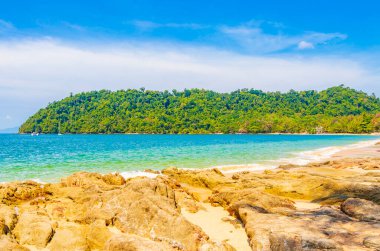 Ranong Tayland 'daki Ao Khao Kwai Sahili manzara manzarasında dalgalı kaya ve kayalarla Tropik Cennet adası Koh Phayam.