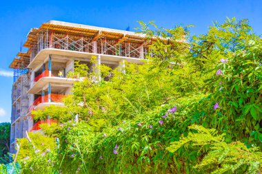 Büyük otel kompleksleri inşa ediliyor. İnşaat alanları Playa del Carmen Meksika 'nın tropikal doğa cennetini yok ediyor..