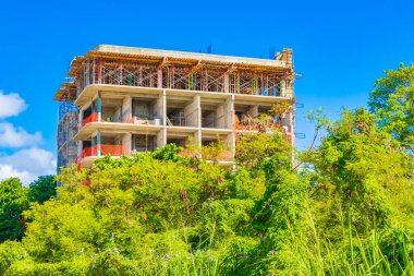 Büyük otel kompleksleri inşa ediliyor. İnşaat alanları Playa del Carmen Meksika 'nın tropik cennetini yok ediyor..