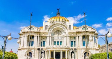 Güzel sanatlar sarayı Mexico City 'nin merkezinde bir mimari başyapıt..