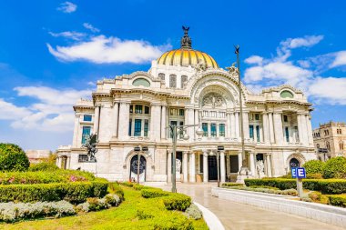 Güzel sanatlar sarayı Mexico City 'nin merkezinde bir mimari başyapıt..
