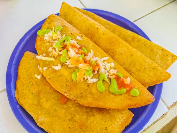 Mexicaanse Empanada Met Kool Hete Saus Blauwe Plaat Witte Achtergrond — Stockfoto