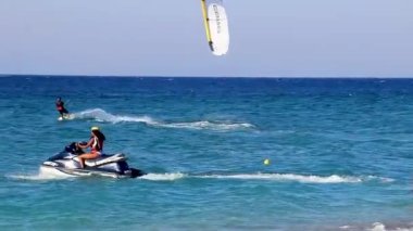 Rhodes Yunanistan 25 numara. Eylül 2018 Yunanistan 'daki Rodos' ta jet ski rüzgar sörfü ve tatil turizmi ve Kremasti sahilinin güzel turkuaz suları.