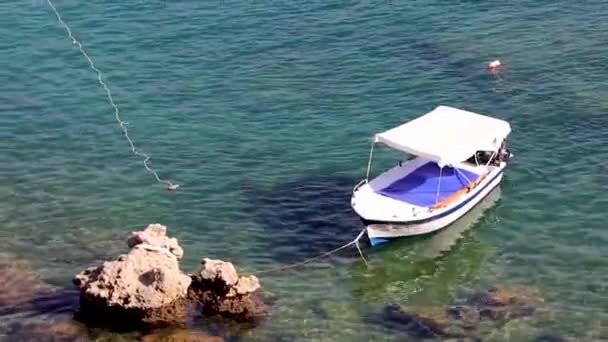Boote Yachten Pauls Bay Lindos Strandpanorama Mit Türkisfarbenem Klarem Wasser — Stockvideo