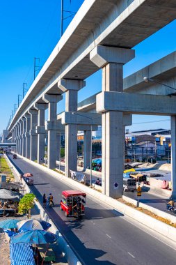 Bangkok Tayland 27 numara. 2020 Ocak 'ında Don Mueang Bangkok Tayland' da sokak arabaları.