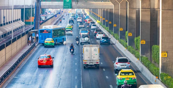 バンコクタイ27 2020年1月ドンムアンバンコクのラッシュ時のシティライフストリートカーと交通渋滞タイ — ストック写真