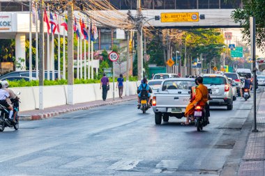 Bangkok Tayland 27 numara. 2020 Ocak 'ında Don Mueang Bangkok Tayland' da sokak arabaları.
