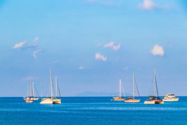 Ranong Tayland 'daki Koh Phayam Ao Khao Kwai Sahili manzaralı tropik cennet adasında tekne ve yatlar..
