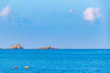 Ranong Tayland 'daki Ao Khao Kwai Sahili manzaralı kayalar ve kayalarla Tropik Cennet Adası Koh Phayam.