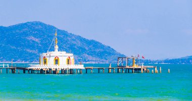 Turkuaz sudaki Tayland tapınağı ve Koh Phayam Ranong Tayland tropik cenneti.