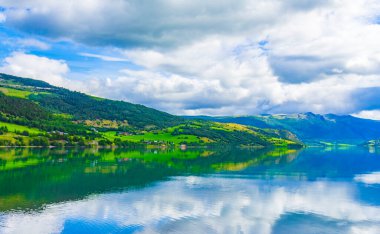 İnanılmaz Norveç manzarası Jotunheimen Ulusal Parkı Norveç 'teki renkli dağları fiyortları ve ormanlarıyla.