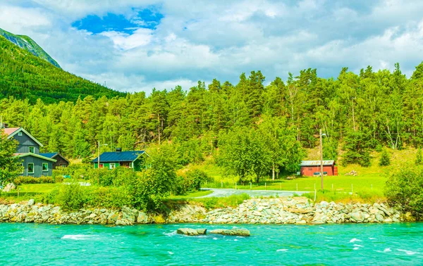 绿松石融化的水在一条河里流经挪威的一个村庄 — 图库照片