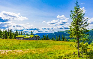 Norveç 'in güzel manzara manzarası Favang Kvitfjell Kayak alanı Dağlar kulübeleri, kulübeler ve bulutlu gökyüzü.