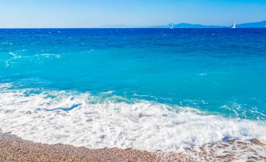 Turkuaz berrak su ve Rodos Yunanistan manzaralı Elli sahil manzarası.