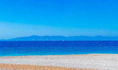 Turkuaz berrak su ve Rodos Yunanistan manzaralı Elli sahil manzarası.