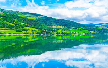 İnanılmaz Norveç manzarası Jotunheimen Ulusal Parkı Norveç 'teki renkli dağları fiyortları ve ormanlarıyla.