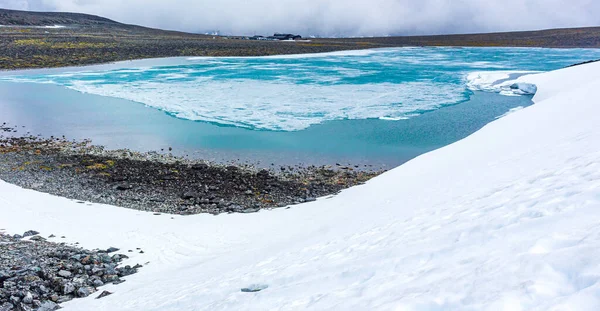 ノルウェーのヨトゥンヘイメンで夏に覆われたゴルトピゲン雪は 2469メートルとノルウェーとスカンディナヴィアで最大かつ最高の山です — ストック写真