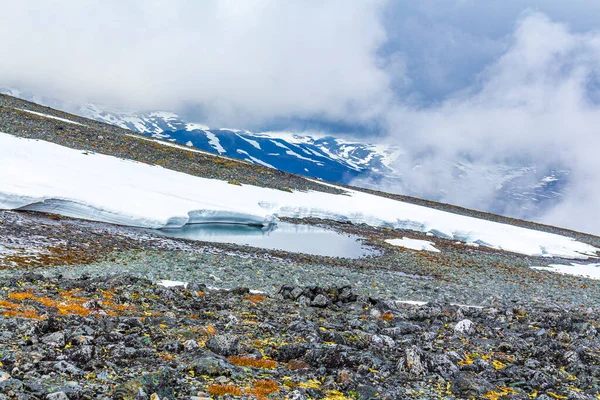 Norveç Jotunheimen Lom Kentinde Yaz Aylarında Karla Kaplı Galdhopiggen Norveç — Stok fotoğraf