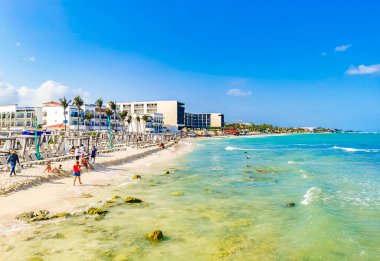 Playa del Carmen Meksika 17. Nisan 2021 Playa del Carmen Meksika 'da plaj partilerindeki insanlarla dolu tropikal Meksika sahili manzarası.