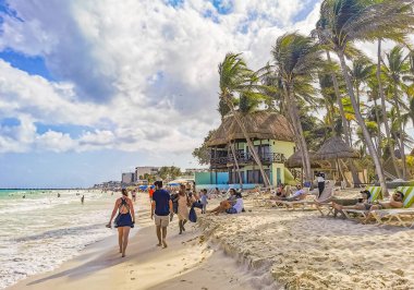 Playa del Carmen Meksika 17. Nisan 2021 Playa del Carmen Meksika 'da plaj partilerindeki insanlarla dolu tropikal Meksika sahili manzarası.