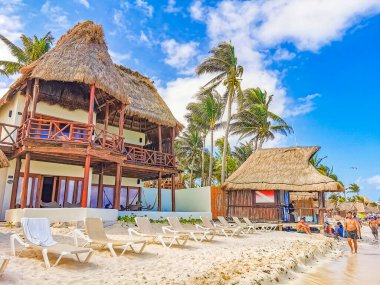 Playa del Carmen Meksika 17. Nisan 2021 Playa del Carmen Meksika 'da plaj partilerindeki insanlarla dolu tropikal Meksika sahili manzarası.