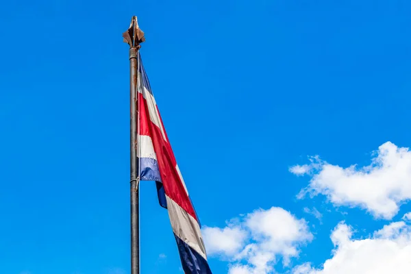 코스타리카의 국기와 배경을 이루는 코스타리카의 산호세 코스타리카에서 — 스톡 사진