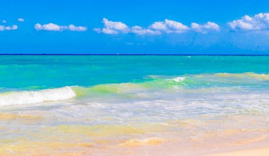 Playa del Carmen Mexico 'da berrak turkuaz mavi suyu olan tropik Meksika sahili manzarası..