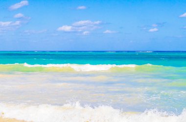 Playa del Carmen Mexico 'da berrak turkuaz mavi suyu olan tropik Meksika sahili manzarası..