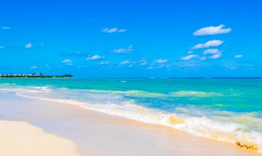 Playa del Carmen Mexico 'da berrak turkuaz mavi suyu olan tropik Meksika sahili manzarası..